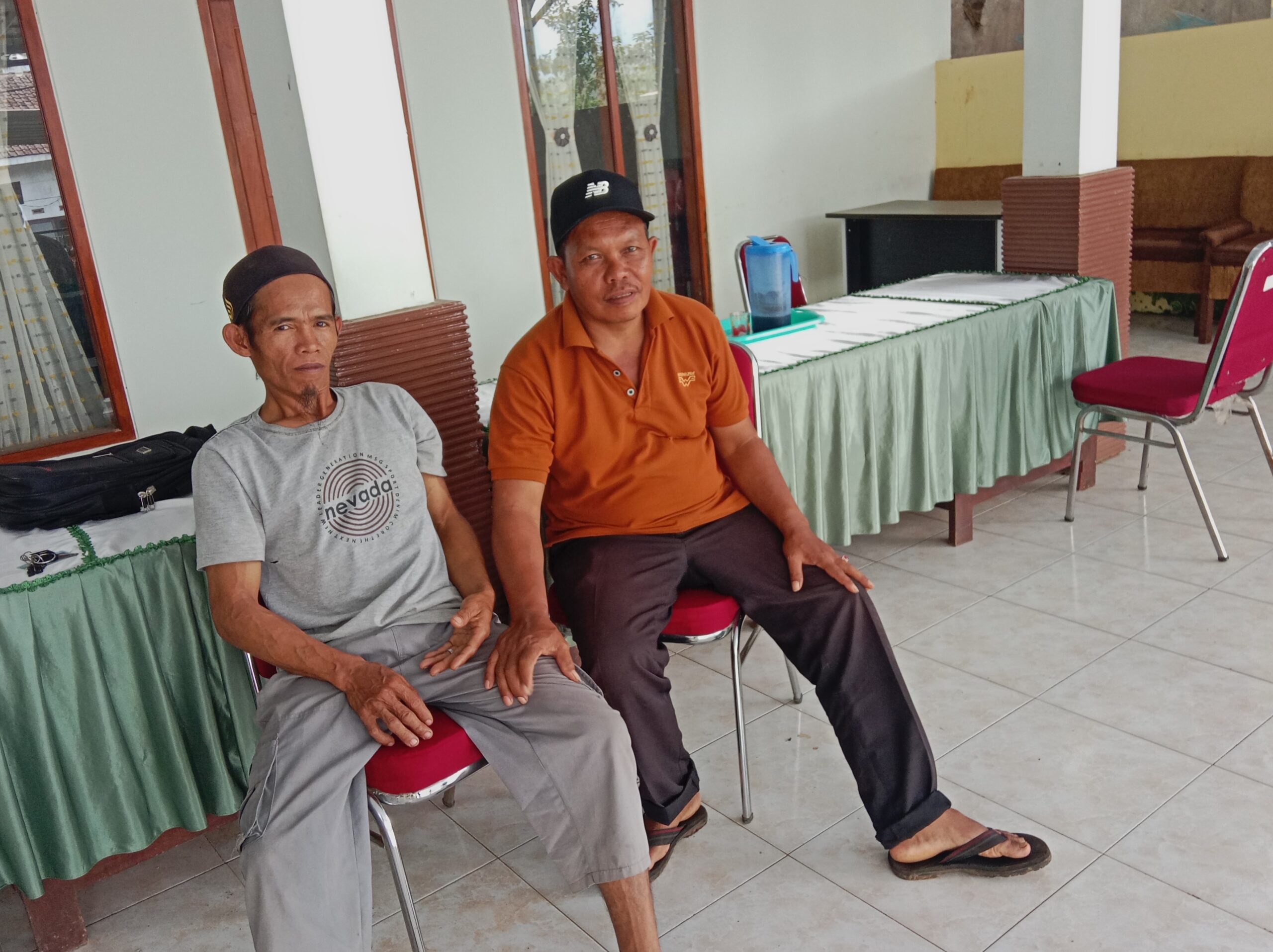 Perwakilan ketua RT yang turut menjelaskan rincian honor yang ada di papan informasi (bener) 